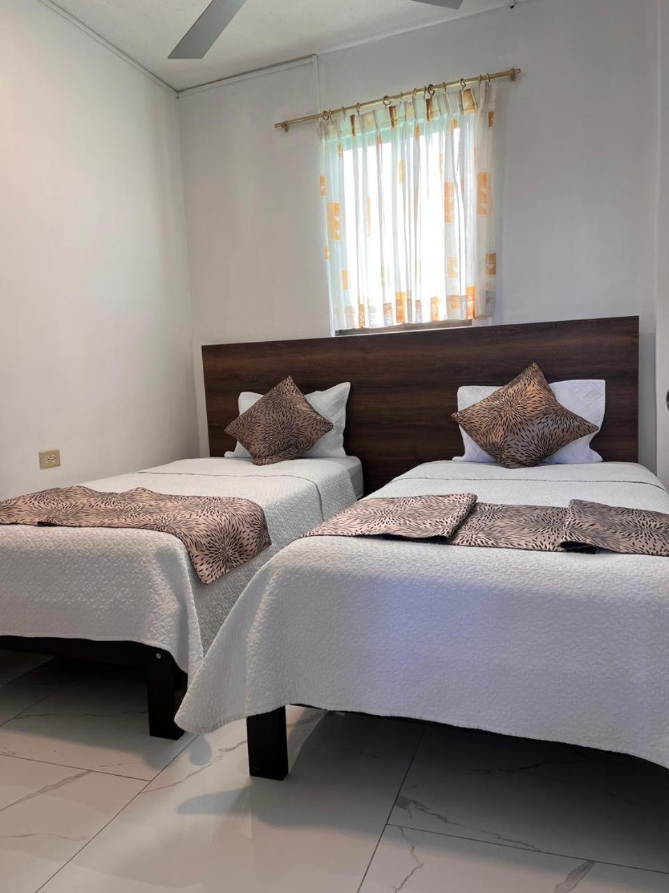 Hostal Carliza Пуерто Айора Екстериор снимка